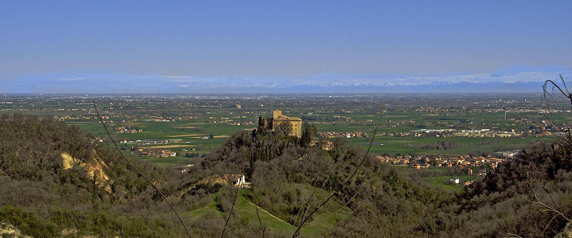 Castello del BIanello che domina la pianura padana foto di Caba2011